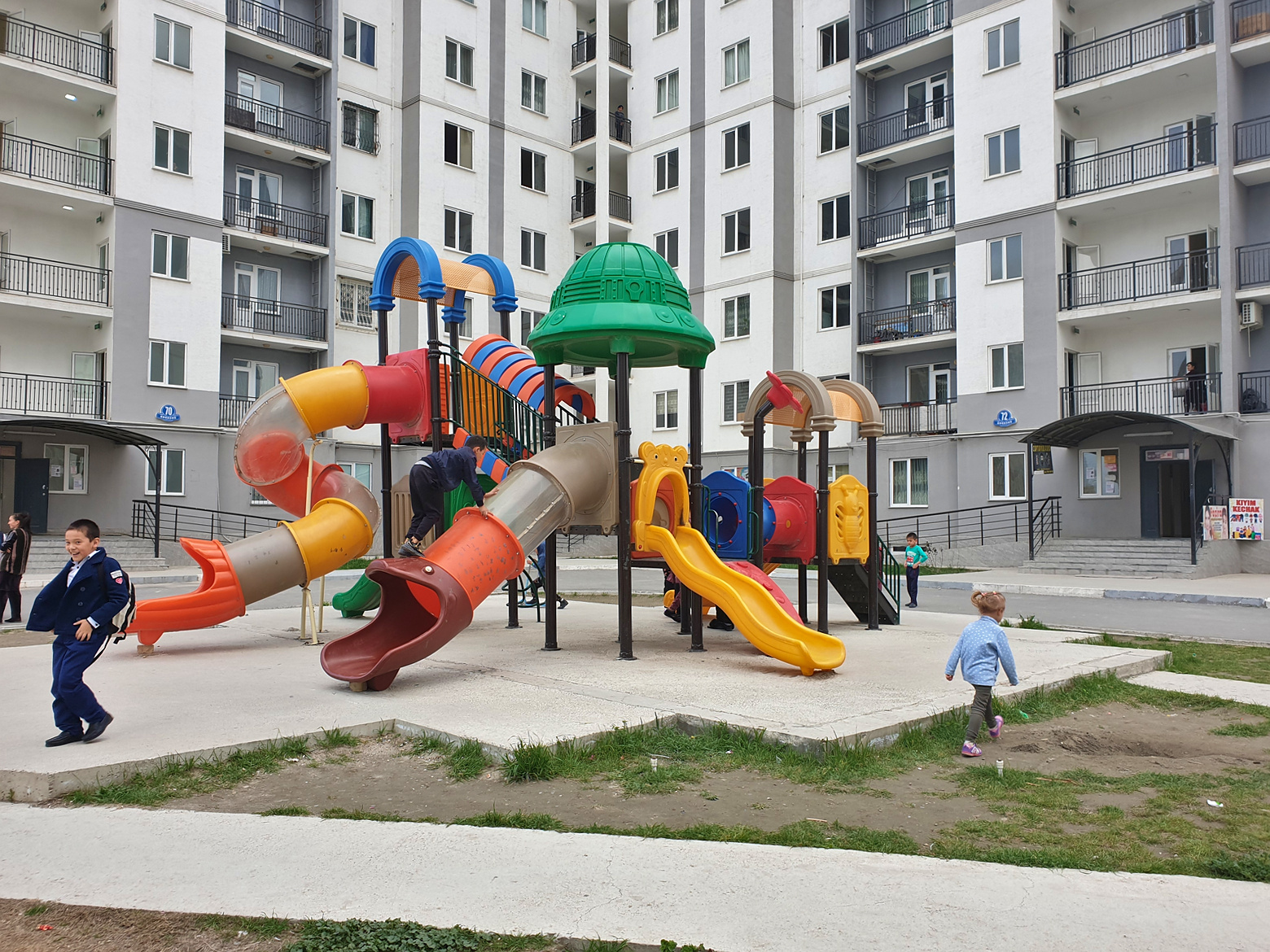 Дети играют во дворе